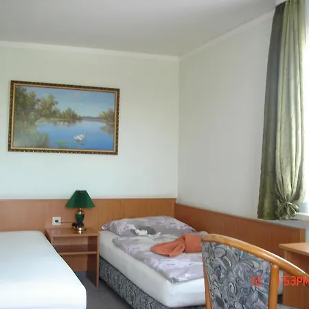 Pension zum Schwanenteich Haldensleben Zimmer foto